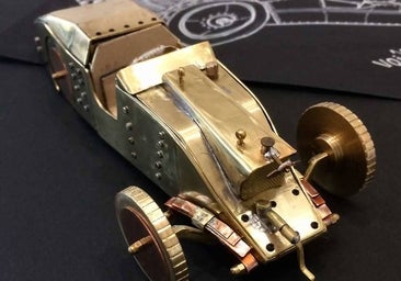 Acuarelas y esculturas sobre superficies de coches y motos clásicas