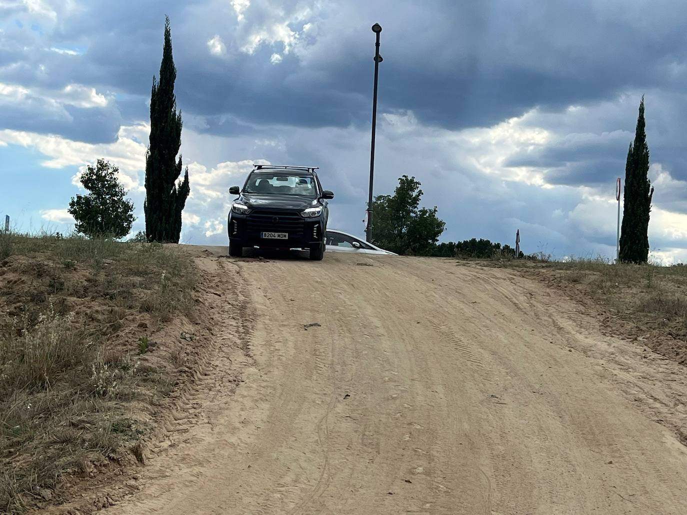 El nuevo Musso Sports maximiza la aventura, tanto dentro como fuera de la carretera, gracias a su robusto chasis de largueros, sobre el que va anclada la carrocería