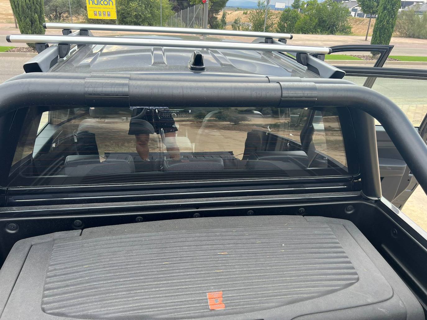 El sistema de suspensión delantera es de tipo independiente, de doble horquilla y con muelles helicoidales, mientras en el tren trasero dispone de dos tipos de suspensión, una más pensada para el trabajo duro o la carga y otra más enfocada al ocio. La primera monta ballestas como elemento elástico, toda una garantía en fiabilidad y capacidad en trabajos duros. Equipado con esta suspensión el Musso Sports es capaz de cargar hasta 1.085 kg en su caja. El segundo sistema de suspensión trasera es de tipo multibrazo con muelles helicoidales y es el que equipa a las versiones LIMITED.