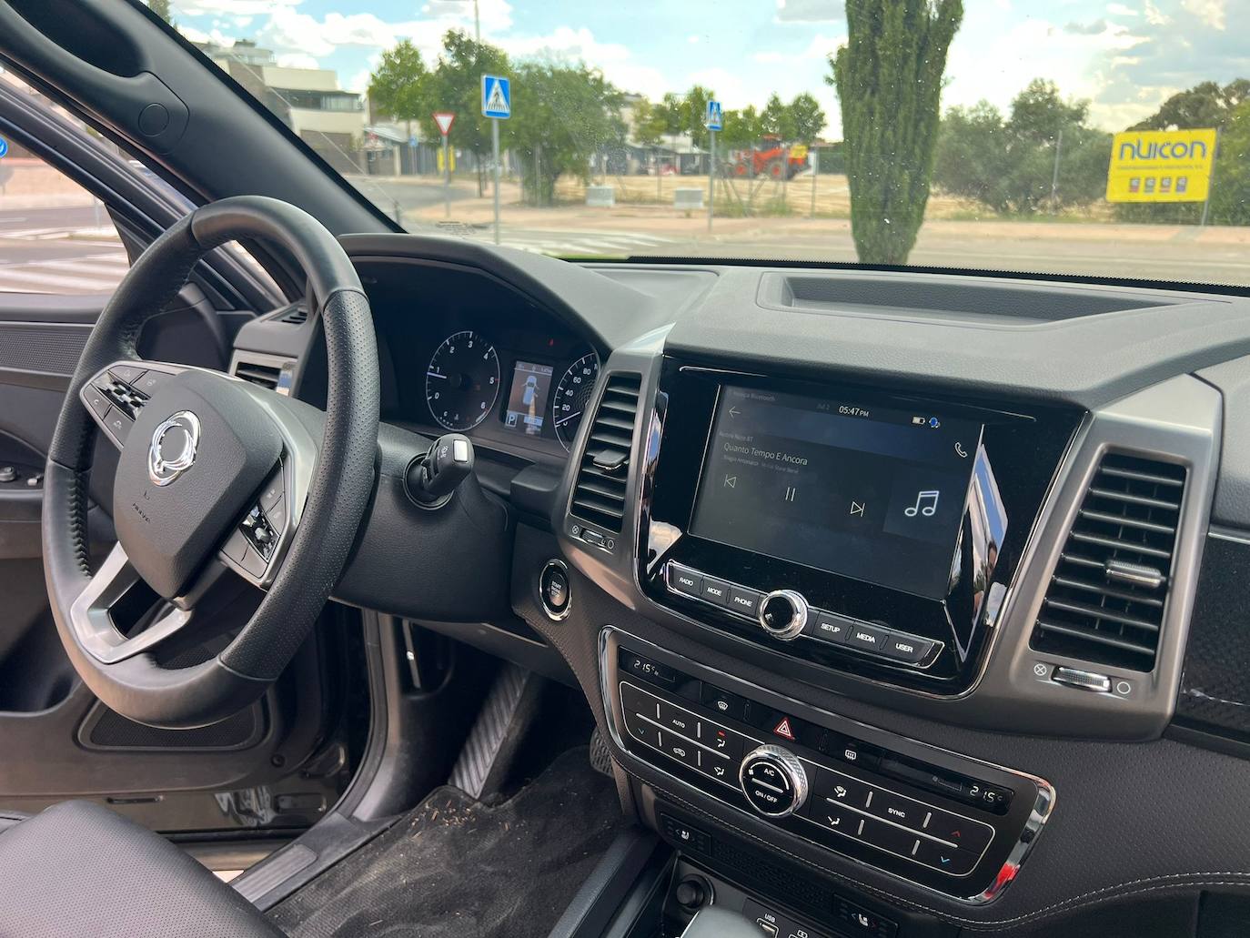 En el lujoso interior del Musso Sports se respira el lenguaje de diseño del SsangYong Rexton, prácticamente idéntico en cuanto a acabados y materiales empleados, lo que es toda una garantía en todo lo referente a calidad y ajuste. El uso de materiales de primera calidad en toda la cabina refuerza la imagen de lujo, mientras que el amplio equipamiento de serie es un referente en conectividad y modernidad