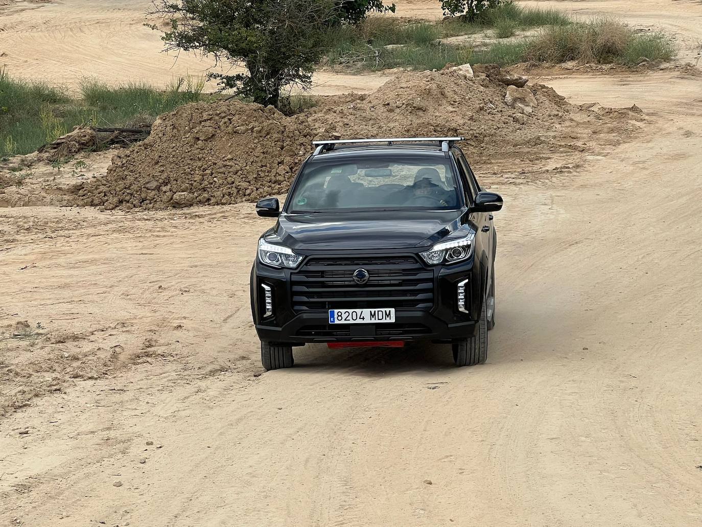 No menos importante es el amplio número de sistemas de seguridad instalados en el Musso Sports. Programa de estabilidad electrónica (ESP), Control de balanceo de remolque, Sistema activo antivuelco (ARP), Control de descenso de pendientes (HDC), Sistema de asistencia a la frenada (BAS), Repartidor de frenada entre ejes (EBD), Ayuda de arranque en cuesta (HSA), Sistema control de tracción (TCS) o Aviso luminoso de frenada de emergencia (ESS) son algunos de los sistemas que monta el PickUp de SsangYong para garantizar una conducción efectiva y segura