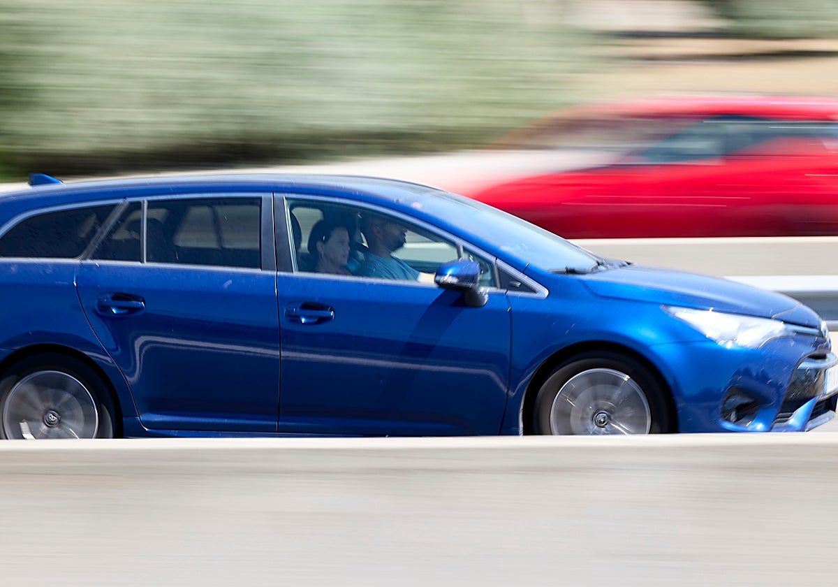 Imagen de un vehículo circulando por la autovía A-3 durante la operación salida de agosto