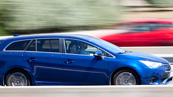 Operación salida en agosto: así debes inflar las ruedas del coche según las personas y maletas con las que viajes