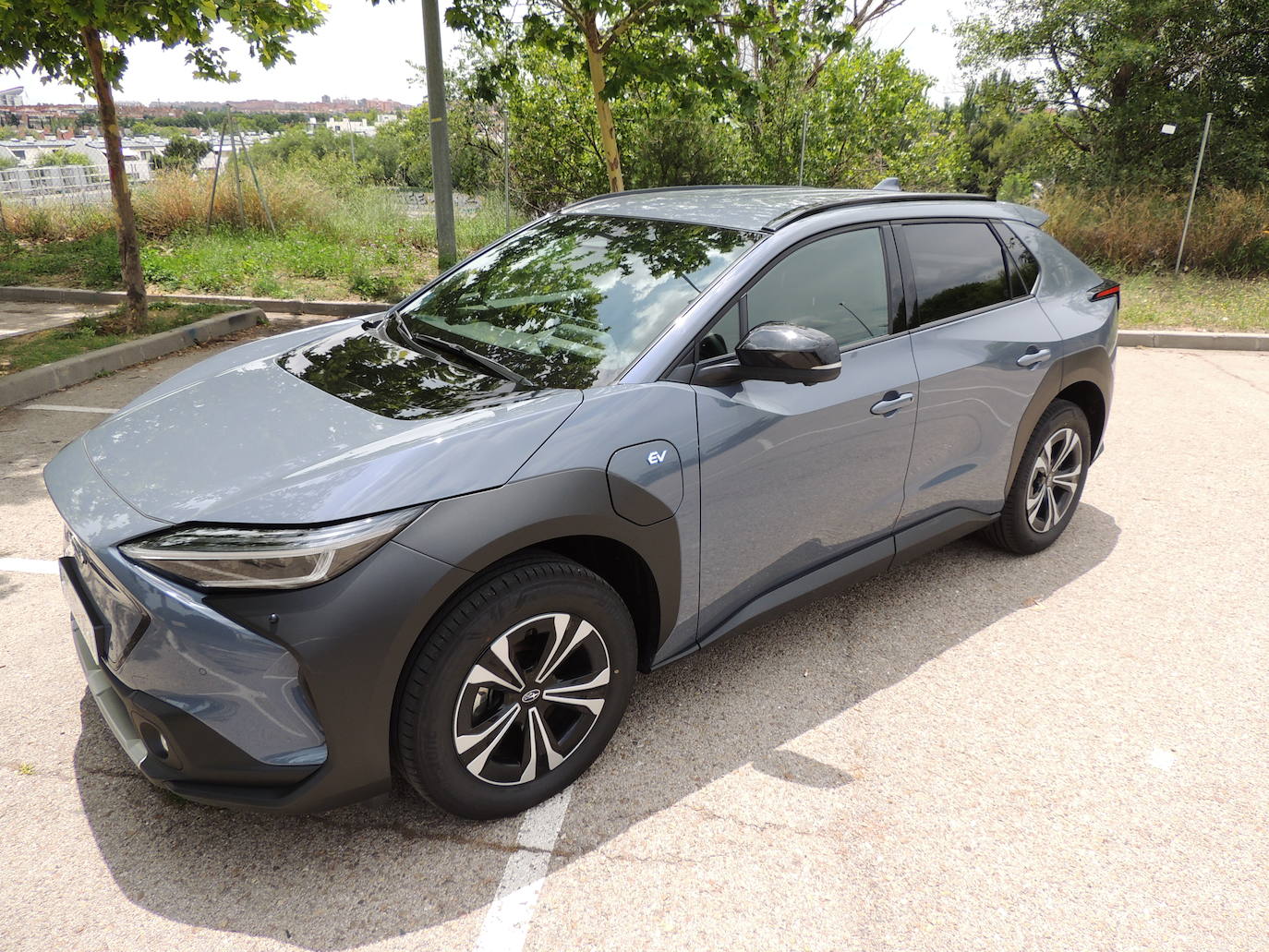 El SOLTERRA descansa sobre una plataforma completamente nueva diseñada para maximizar el rendimiento del vehículo, cuya batería de alta capacidad está situada bajo el suelo del mismo, consiguiendo un centro de gravedad más bajo.