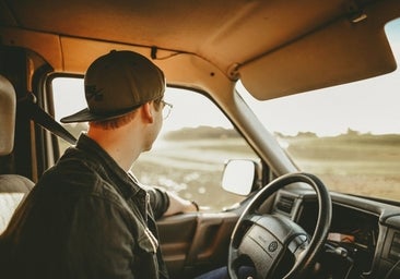 La DGT avisa de la multa que te puede caer por conducir con gorra o sombrero este verano