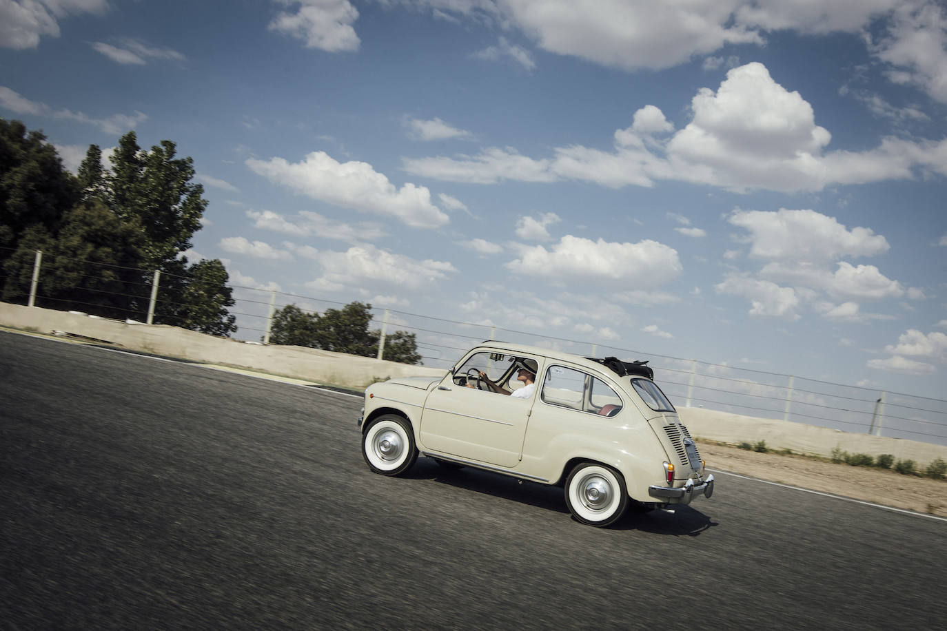 Una de las singularidades de este coche de los años 50 es que, en sus primeras versiones, las puertas se abrían al revés; es decir, hacia adelante. Otra de las características de este modelo son sus asientos, similares a los de un sofá por su diseño y tapizado.