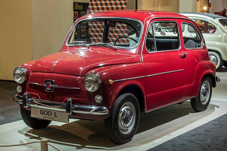 En 1957 el gran sueño era conseguir un coche propio. Estamos hablando del inicio de la motorización en España. Entonces, una motocicleta con sidecar ya se consideraba un vehículo familiar. El SEAT 600, con sus puertas, su techo y su calefacción, iba mucho más allá de ofrecer movilidad personal, el SEAT 600 era un verdadero lujo, a un precio al alcance de la clase media española.