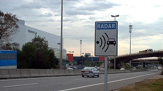 ¿Por qué ya no sirve frenar antes de un radar fijo para evitar la multa?