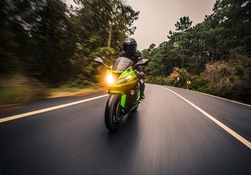 ¿Conoces todos los gestos que se realizan cuando vas en moto?