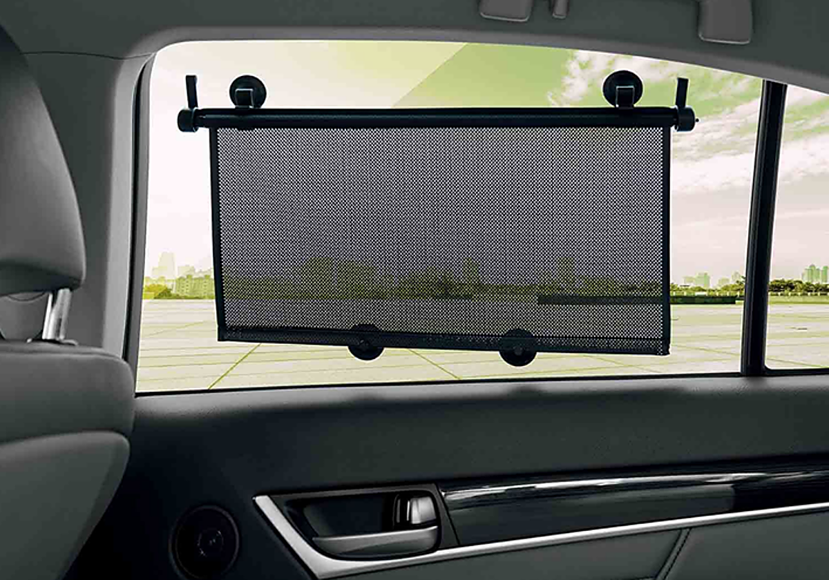 El Reglamento General de Circulación habla específicamente sobre el uso de cortinillas contra el sol en las ventanillas traseras del coche