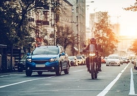 Ahorro y eficiencia frente a las adversidades de la carretera: pros y contras de la moto