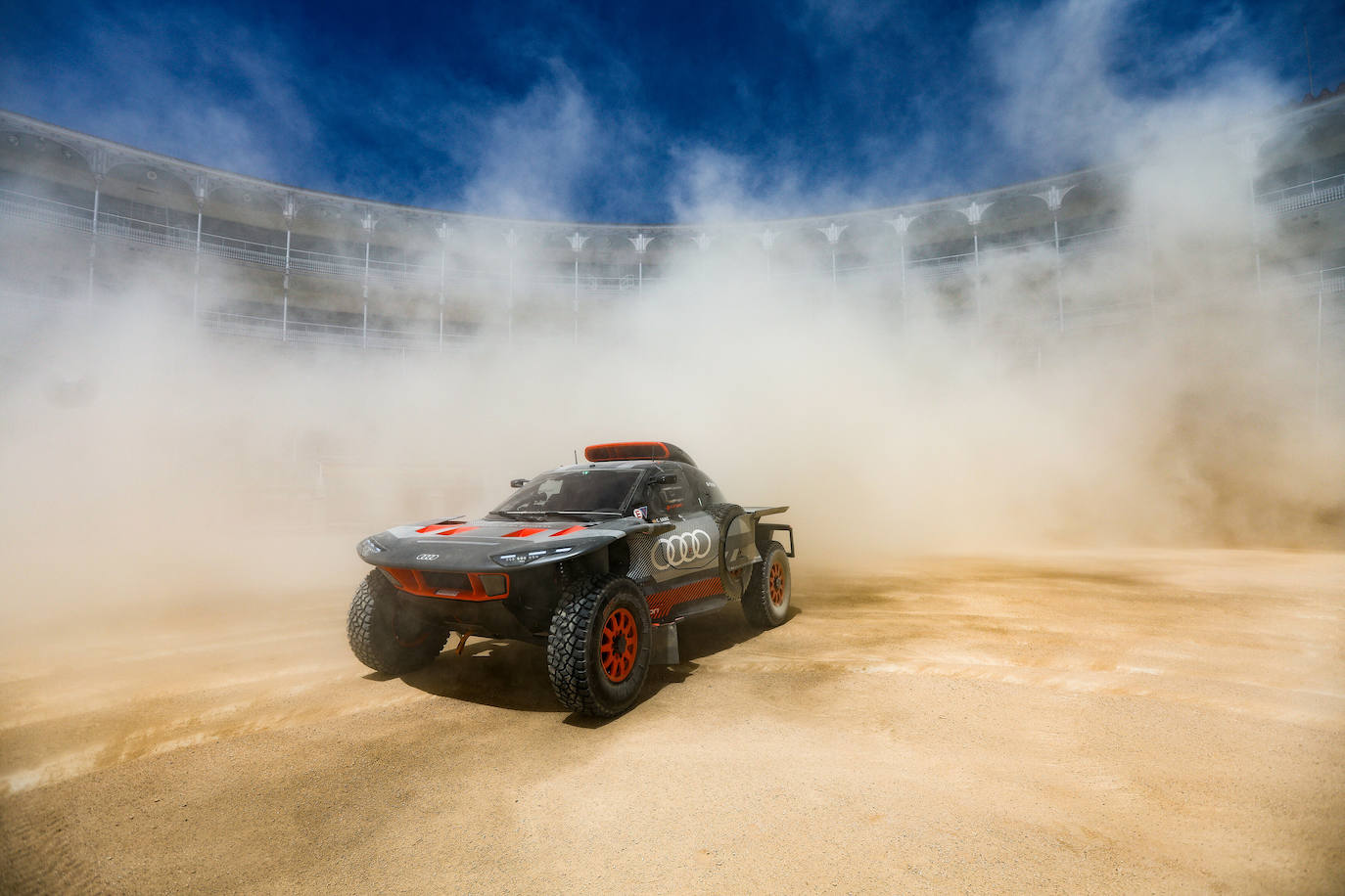 Carlos Sainz pone a prueba el RS Q e-tron en el Rally Dakar en las calles de Madrid