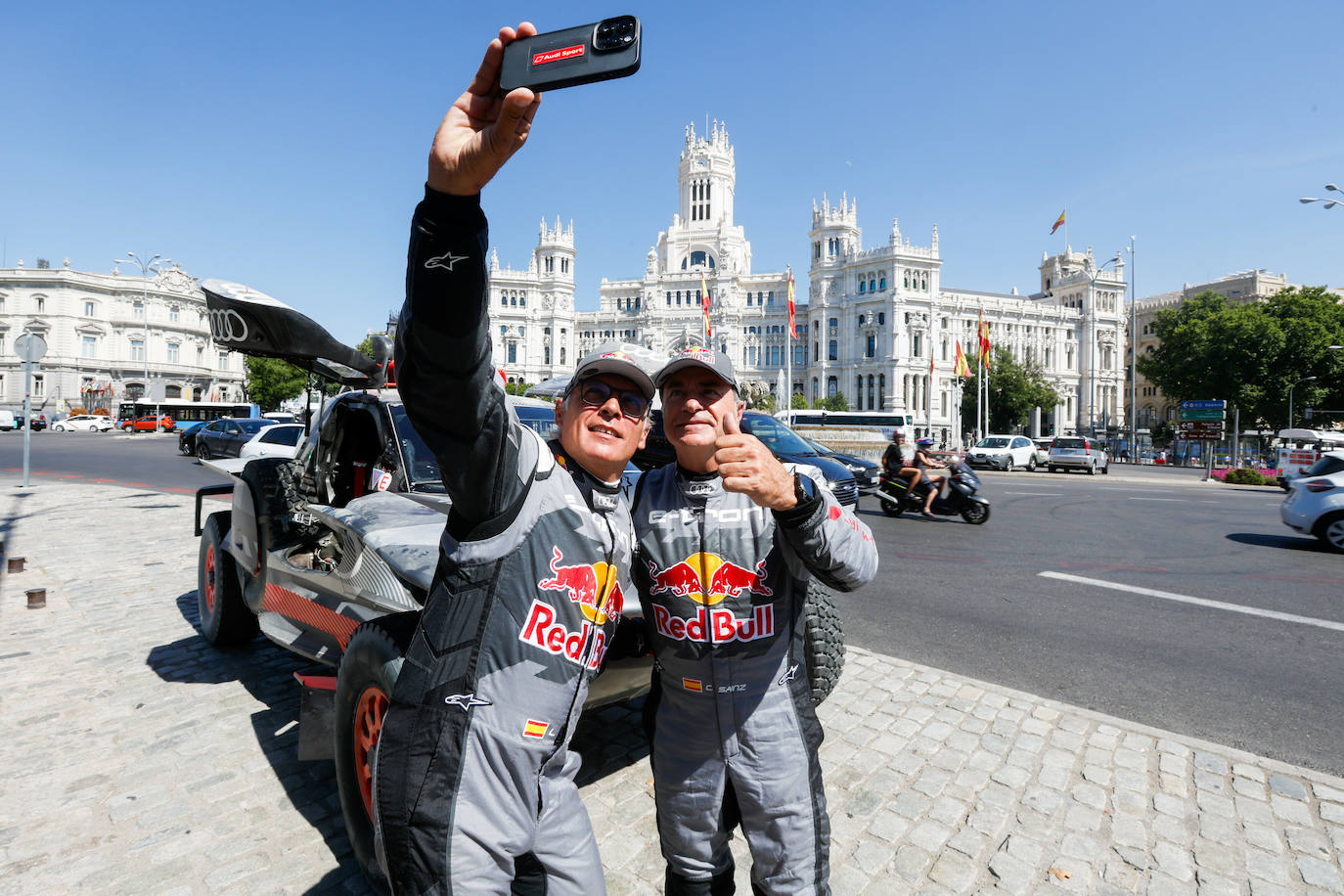 Carlos Sainz pone a prueba el RS Q e-tron en el Rally Dakar en las calles de Madrid