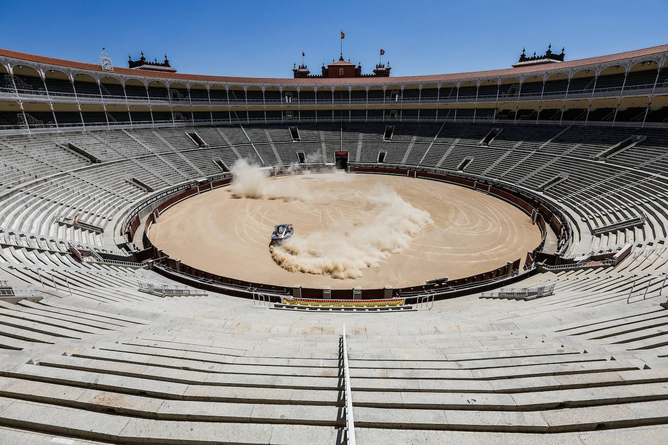 Carlos Sainz pone a prueba el RS Q e-tron en el Rally Dakar en las calles de Madrid