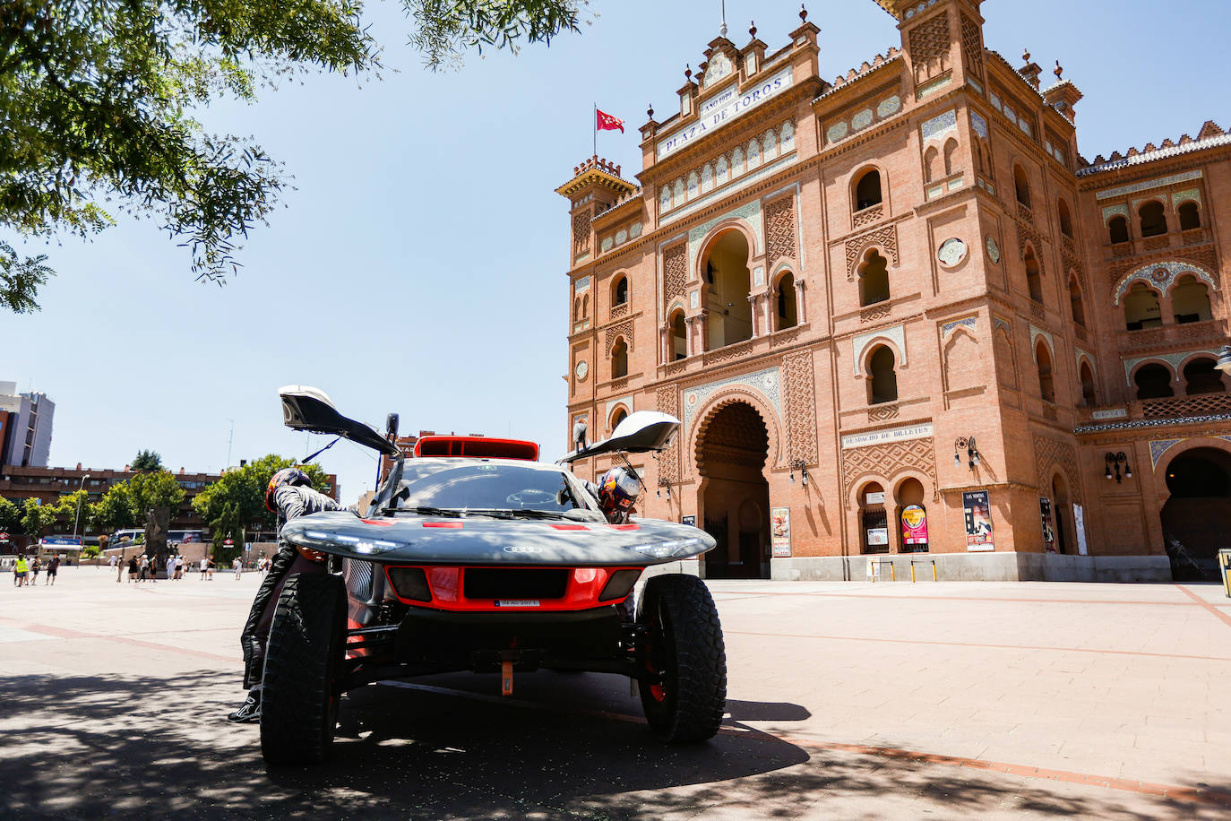 Carlos Sainz pone a prueba el RS Q e-tron en el Rally Dakar en las calles de Madrid