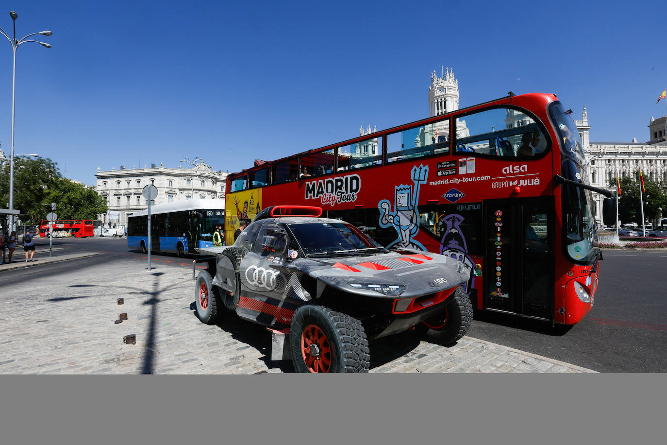 Carlos Sainz pone a prueba el RS Q e-tron en el Rally Dakar en las calles de Madrid