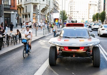 Carlos Sainz pone a prueba el RS Q e-tron en el Rally Dakar en las calles de Madrid