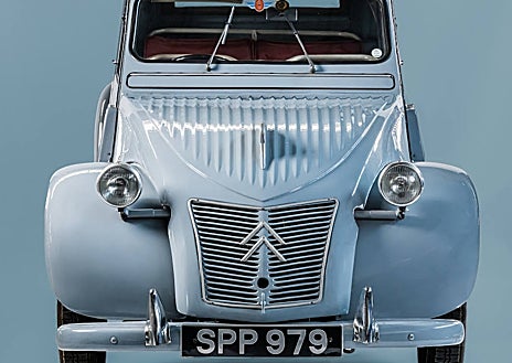 Imagen secundaria 1 - La línea del 2CV se mantuvo invariable a lo largo de los años 