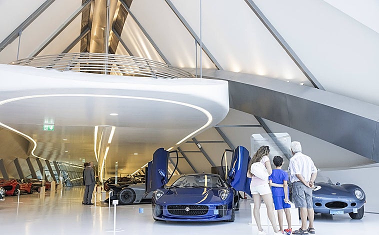 Imagen principal - Las zonas 'de paso' del puente cambian su contenido cada pocas semanas 