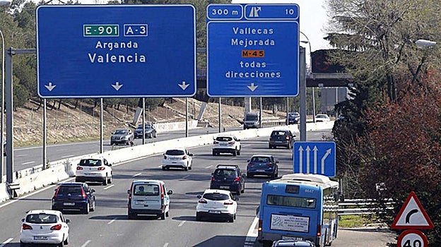 Señales azules en una autovía. ¿Qué indican?