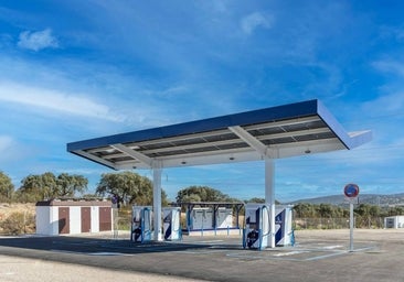 Así son las primeras instalaciones de carga ultra-rápida autosuficientes en España