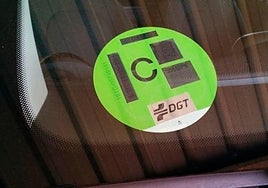 Cómo solicitar la etiqueta ambiental de la DGT y cuál es la que necesito para mi coche