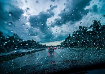 Cómo actuar en el coche ante una tromba de agua