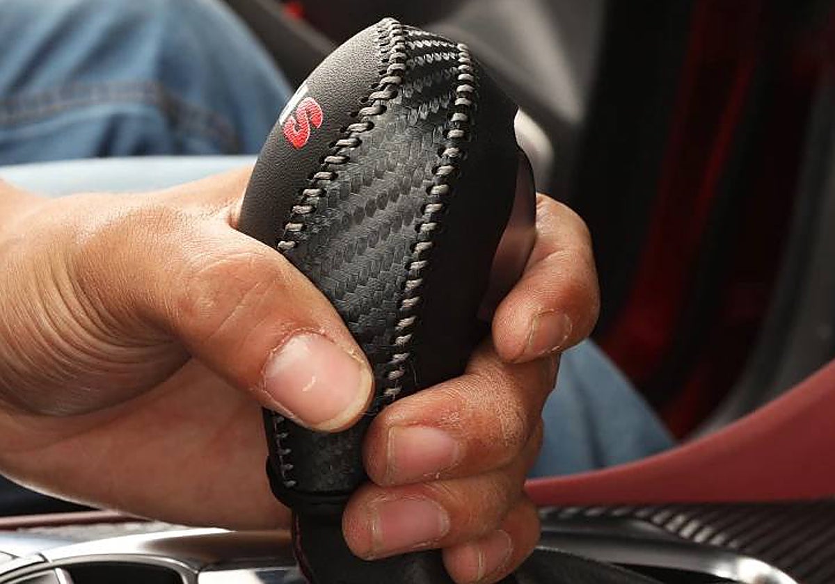 La palanca de cambios no es un reposabrazos