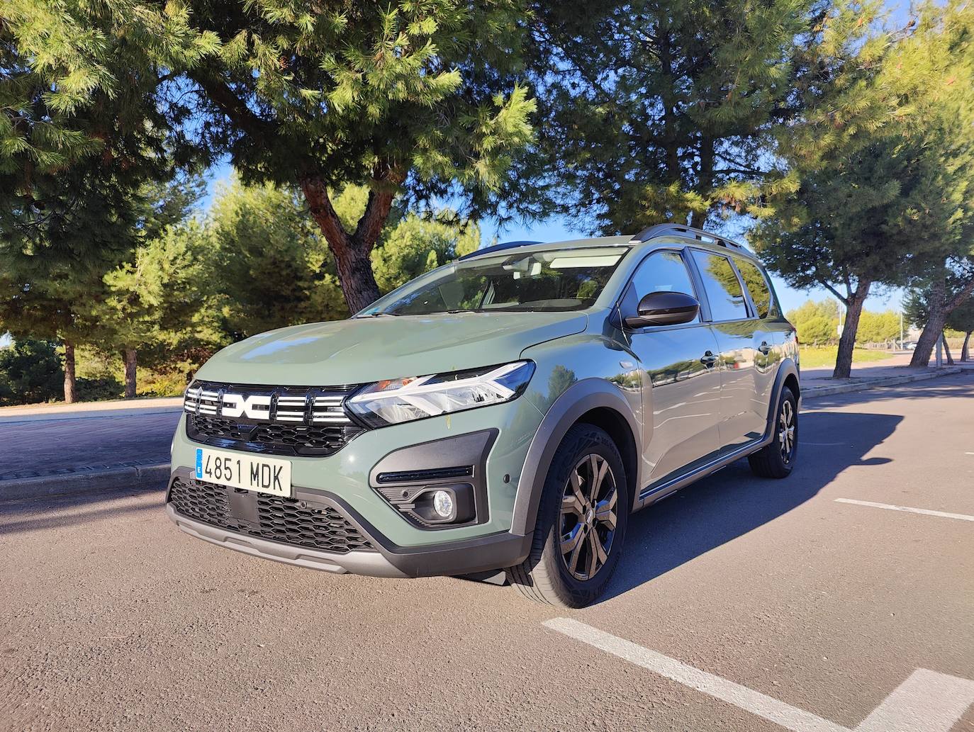 Jogger se ofrece en versiones 5 y 7 plazas, con tres niveles de acabado posibles (Essential, Comfort y Serie Limitada Extreme) y seis colores de carrocería: opaco Blanco Glaciar o metalizados Azul Rayo, Naranja Terracota, Gris Cometa, Gris Luna y Negro Nacarado.