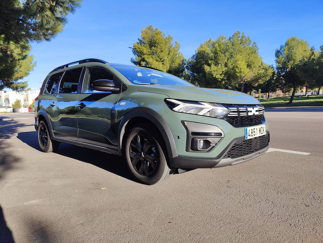 Dacia Jogger presenta una parte delantera dotada de una calandra amplia propia de la marca Dacia, unas aletas bien marcadas que llevan las ruedas a las cuatro esquinas del vehículo y un capó horizontal y esculpido. Sus ruedas enrasadas y su alerón de portón aportan dinamismo.
