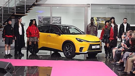 Lexus Sevilla presenta el nuevo LBX con un desfile de moda en sus instalaciones