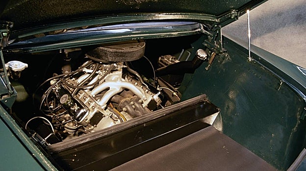 En el segundo 900, sitúan el motor por delante de las ruedas traseras, para obtener un verdadero maletero.