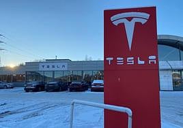 Tesla llama a revisión a dos millones de vehículos por riesgos en la conducción asistida