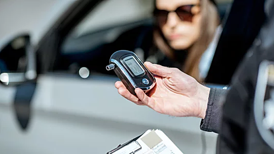 Cambios en los test de alcoholemia de la DGT: estos conductores no podrán superar la tasa de alcohol 0,0
