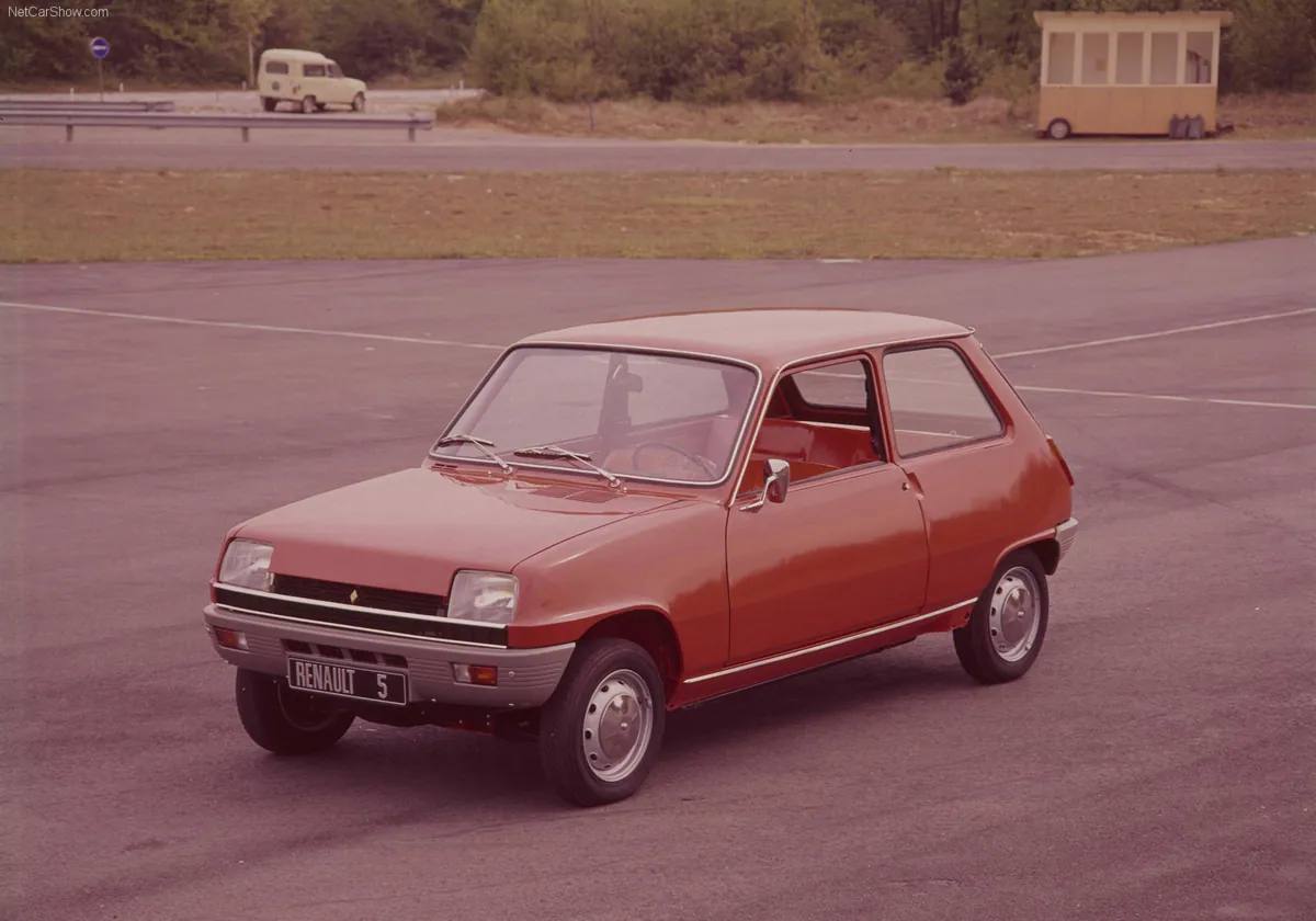 Renault 5 (1973). Cinco modelos compitieron en la primera edición: el Seat 127, el Dyane 6-Súper, el Austin Victoria, el Renault-5 y el Simca 1.200-S. Las puntuaciones fueron concedidas sobre cuatro elementos base: técnica, estética, performances y economía. El objetivo: «la elección de aquel coche que pueda ser considerado, a juicio de los críticos, como el mejor entre los aparecidos en los últimos doce meses», según recogía ABC el 16 de diciembre de 1972. El Renault 5 fue el primer vehículo que recibió el título y uno de los automóviles más importantes del último cuarto de siglo