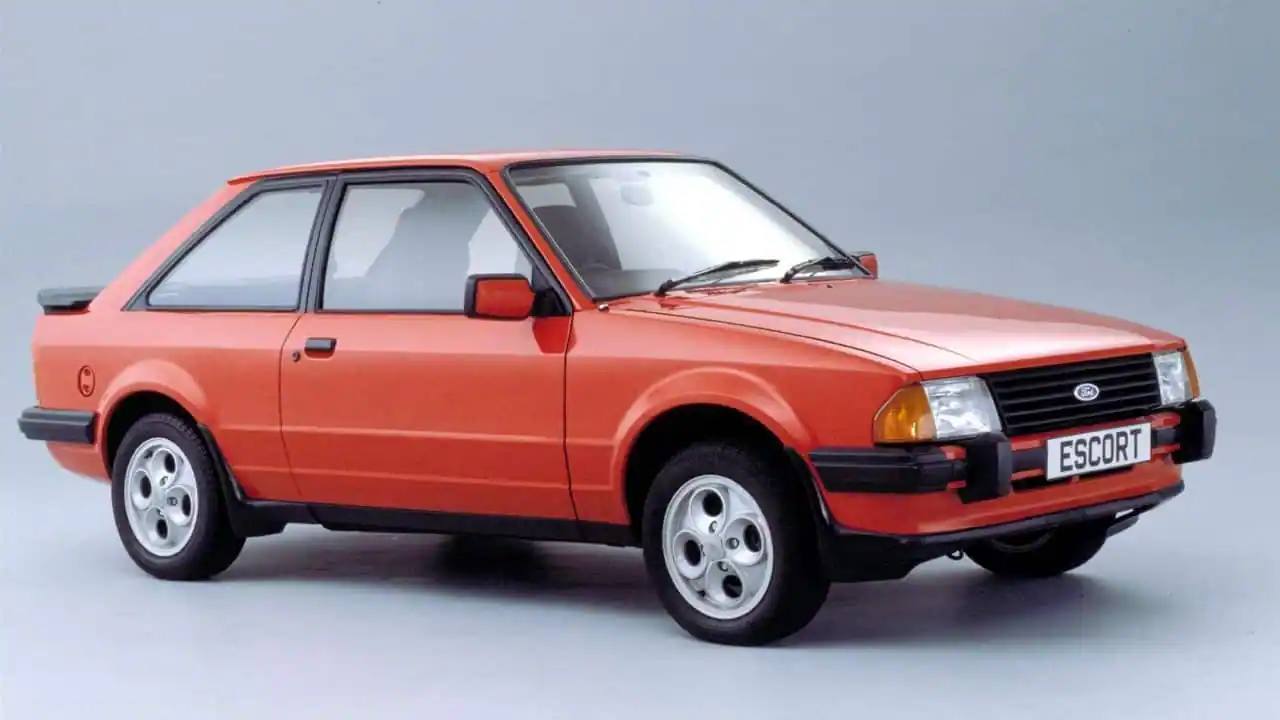 1982 - Ford Escort. La reconversión industrial promovida por el Gobierno de Felipe González deriva en un importante crecimiento de las cifras del paro. Con este contexto, el éxito del Ford Fiesta, el modelo con el que se inauguró la fábrica de Ford en España, empujó a la marca a su segundo vehículo 'made in Spain'. El Escort se convertía así, en la ya tercera generación del modelo, en el segundo turismo que salía de la planta de Almusafes. El Talbot Solara (versión de 4 puertas del Talbot 150) obtenía el segundo puesto, y el Citroën Visa el tercero.