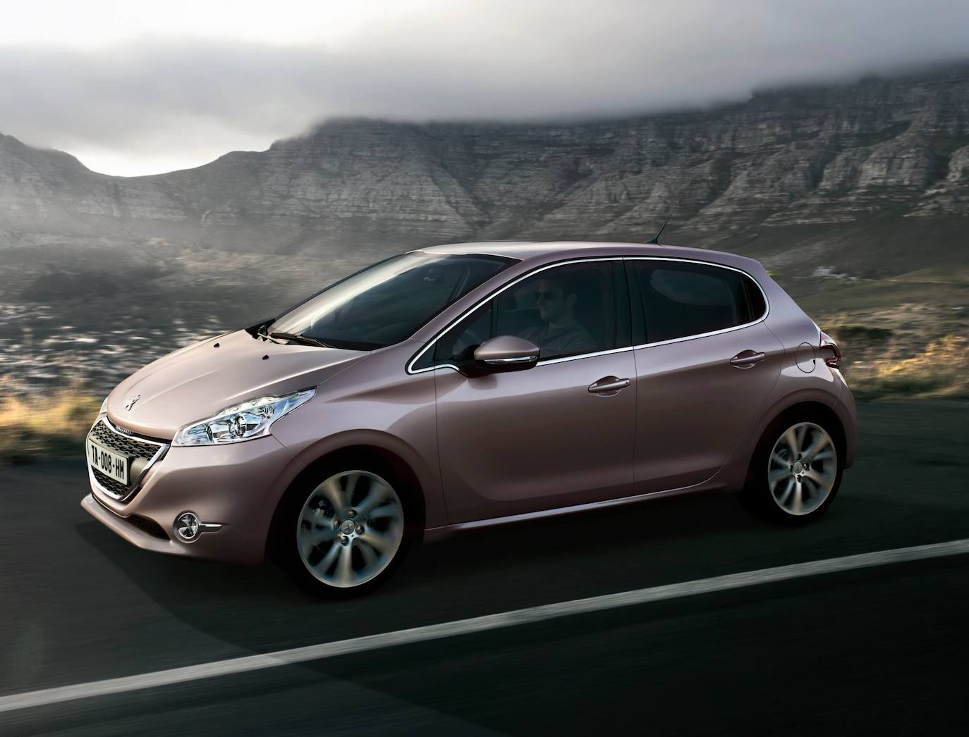 2013 - Peugeot 208 La marca del león renovó en el año 2013 su «superventas» entre los compactos con un objetivo muy claro: ser el líder de su segmento. Para ello buscó, con formas más curvilíneas y un puesto de conducción muy original, una mayor clientela «joven y femenina», además de sus seguidores de siempre. Y en su segunda generación (2021) ha conseguido posicionarse como el coche más vendido en España, con una versión totalmente eléctrica. Lo más destacado de 2013 es la elección del primer pontífice no europeo en más de 1.200 años, el argentino Francisco, y el descarrilamiento en un accidente ferroviario de Santiago de Compostela.