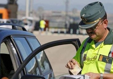 Mordernos las uñas, discutir o besar al copiloto: Las multas más surrealistas que te pueden poner