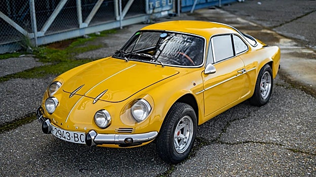 El diseño evoluciona mucho a partir de 1969, con pasos de rueda traseros ensanchados o los faros de largo alcance incorporados en el frontal