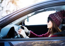 Cuidado con conducir con abrigo, guantes o botas de suela gruesa: Sanciones en invierno