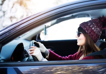 Cuidado con conducir con abrigo, guantes o botas de suela gruesa: Sanciones en invierno