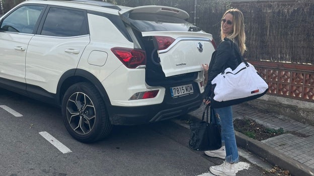 Gemma Mengual junto a su SsangYong Korando