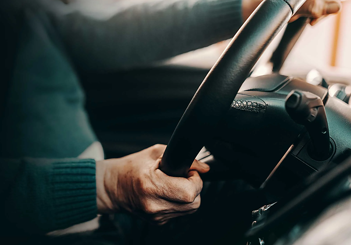 Imagen de archivo de una persona mayor conduciendo