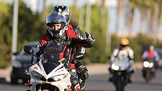 La DGT advierte: si no utilizas estos dos casos no podrás montar en moto por carretera