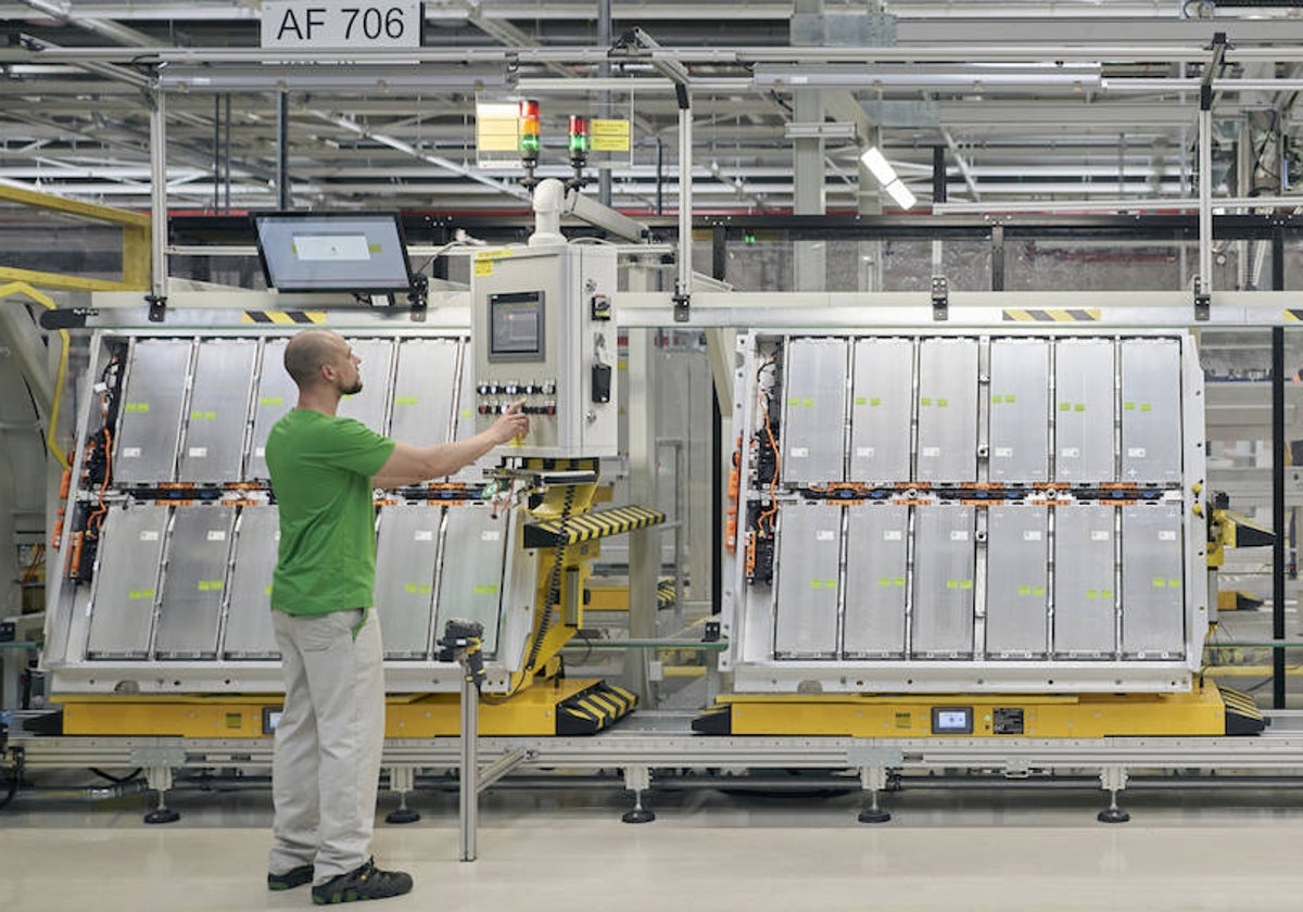 Un operario en el taller de ensamblaje de baterías de Skoda en Mlada Boleslav (Chequia).