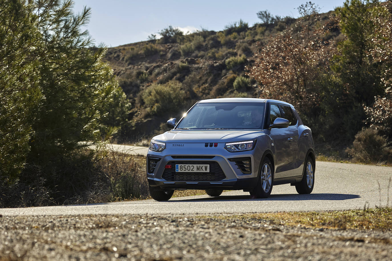 Las armas de SsangYong para este nuevo Tívoli pasan por su estética más robusta, un aspecto SUV más acentuado, a lo que ayuda el aumento de tamaño (largo y ancho), así como la altura libre del sueño de 16,5 centímetros que aumenta hasta los 17,8 cuando calza llantas de 18 pulgadas en las versiones más altas