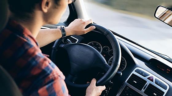 La DGT advierte: hacer esto con los intermitentes te puede costar una multa de hasta 200 euros