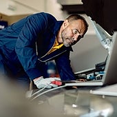 La dura cantidad de dinero que se dejan los conductores en revisiones del coche en el taller