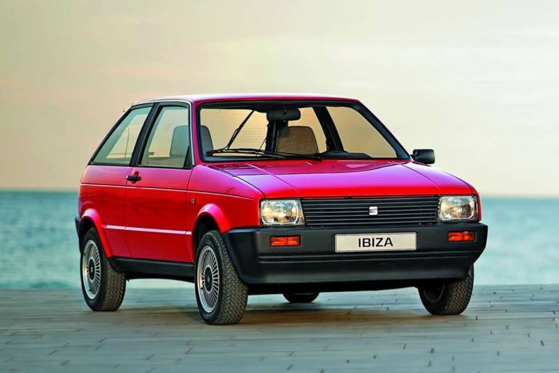 El primer Seat Ibiza llegó en el año 1984 y fue el primer coche desarrollado totalmente por la marca española, aprovechando la experiencia de Giorgetto Giugiaro, Karmann y Porsche para su diseño y mecánica. Acumula más de seis millones de unidades vendidas a través de cinco generaciones. Ahora solo está dispopnible con carrocería de cinco puertas y motores gasolina de 80 a 150 CV