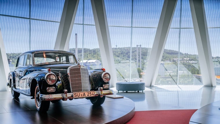 El último 300 de Adenauer, mostrado en el Museo Mercedes Benz, con su matrícula ya como coche particular